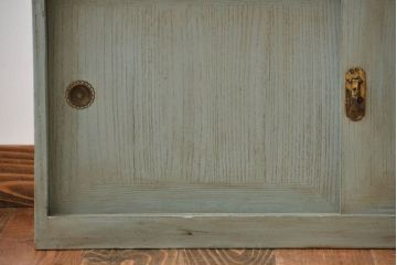 アンティーク家具　アンティークペイント　かわいい引き戸収納棚付きチェスト