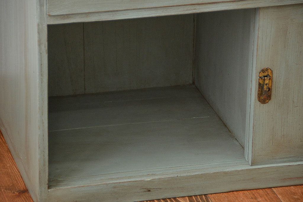アンティーク家具　アンティークペイント　かわいい引き戸収納棚付きチェスト