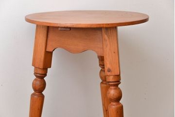 アンティーク家具　イギリスアンティーク　パイン材のサイドテーブル