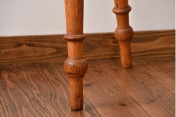 アンティーク家具　イギリスアンティーク　パイン材のサイドテーブル
