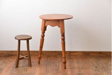 アンティーク家具　イギリスアンティーク　パイン材のサイドテーブル