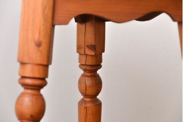 アンティーク家具　イギリスアンティーク　パイン材のサイドテーブル