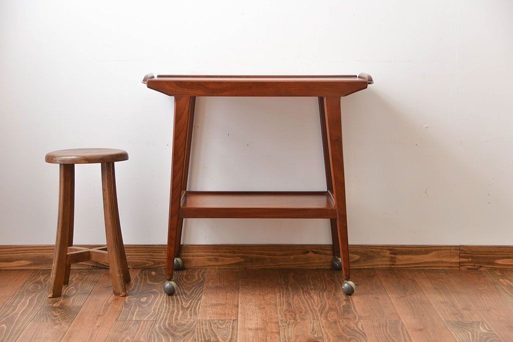 北欧家具　チーク材のお洒落なキャスターワゴン