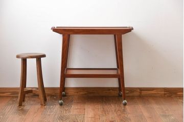 北欧家具　チーク材のお洒落なキャスターワゴン