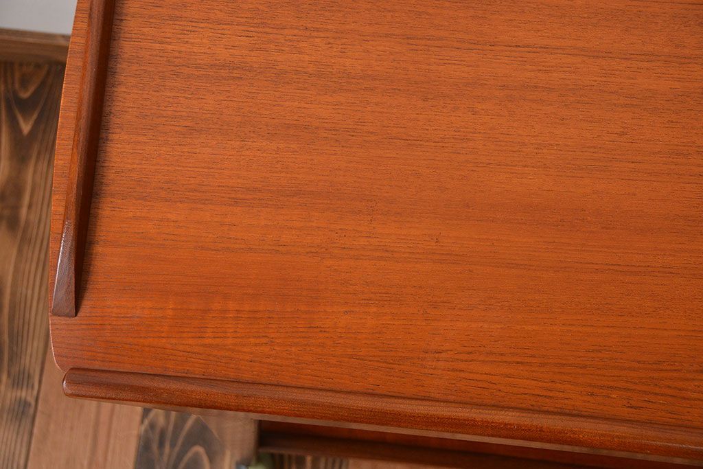 北欧家具　チーク材のお洒落なキャスターワゴン