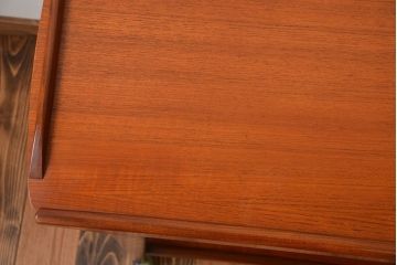 北欧家具　チーク材のお洒落なキャスターワゴン