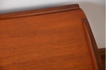 北欧家具　チーク材のお洒落なキャスターワゴン