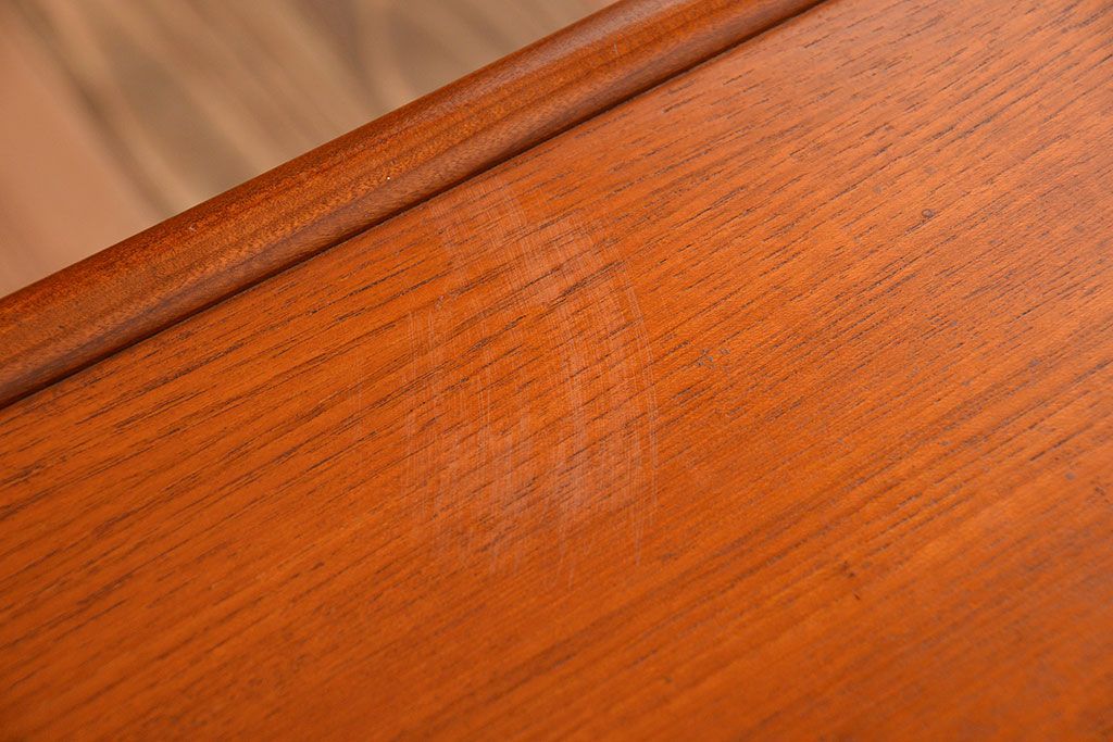 北欧家具　チーク材のお洒落なキャスターワゴン