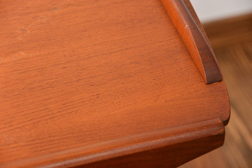 北欧家具　チーク材のお洒落なキャスターワゴン