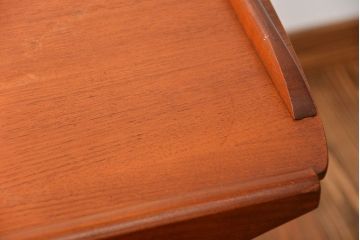 北欧家具　チーク材のお洒落なキャスターワゴン