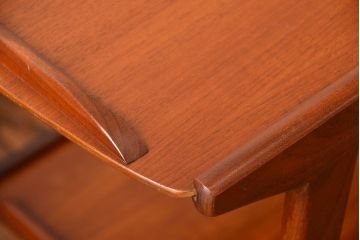 北欧家具　チーク材のお洒落なキャスターワゴン