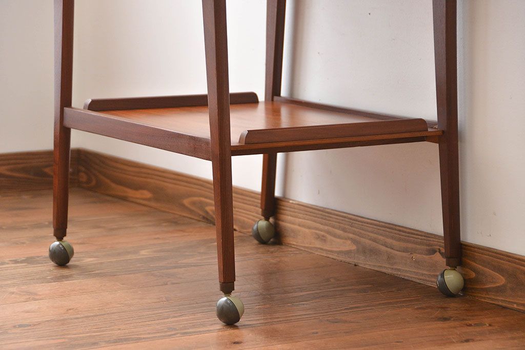 北欧家具　チーク材のお洒落なキャスターワゴン