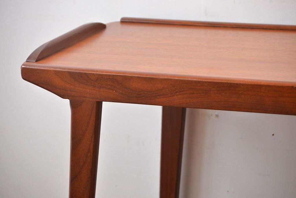 北欧家具　チーク材のお洒落なキャスターワゴン