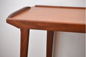 北欧家具　チーク材のお洒落なキャスターワゴン