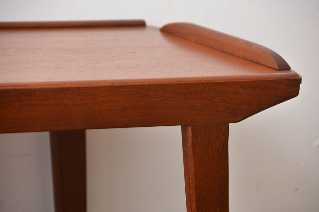 北欧家具　チーク材のお洒落なキャスターワゴン