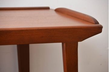 北欧家具　チーク材のお洒落なキャスターワゴン