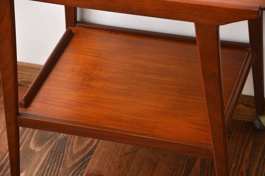 北欧家具　チーク材のお洒落なキャスターワゴン