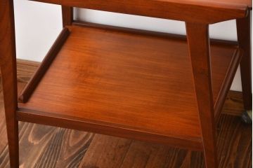 北欧家具　チーク材のお洒落なキャスターワゴン