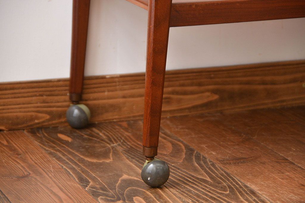 北欧家具　チーク材のお洒落なキャスターワゴン