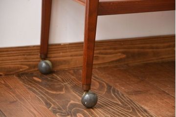北欧家具　チーク材のお洒落なキャスターワゴン