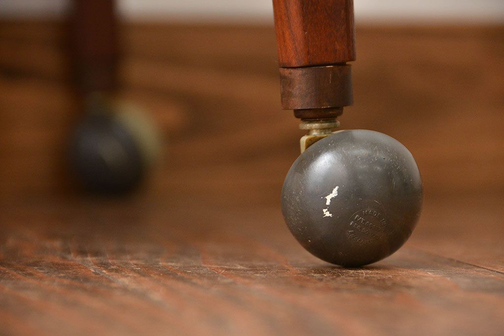 北欧家具　チーク材のお洒落なキャスターワゴン