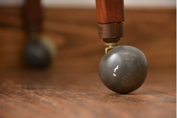 北欧家具　チーク材のお洒落なキャスターワゴン