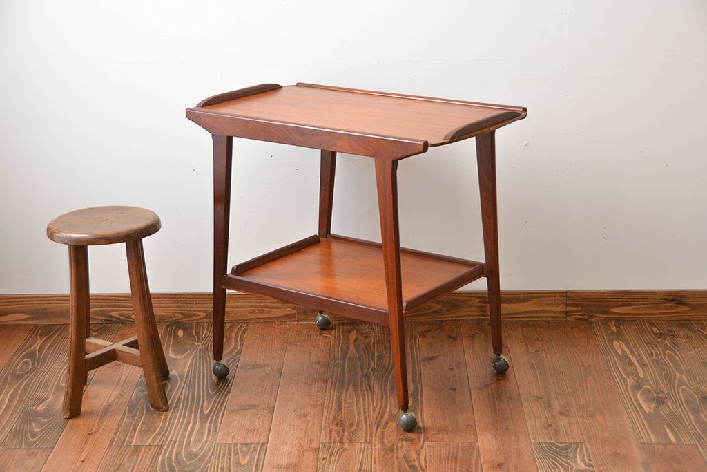 北欧家具　チーク材のお洒落なキャスターワゴン