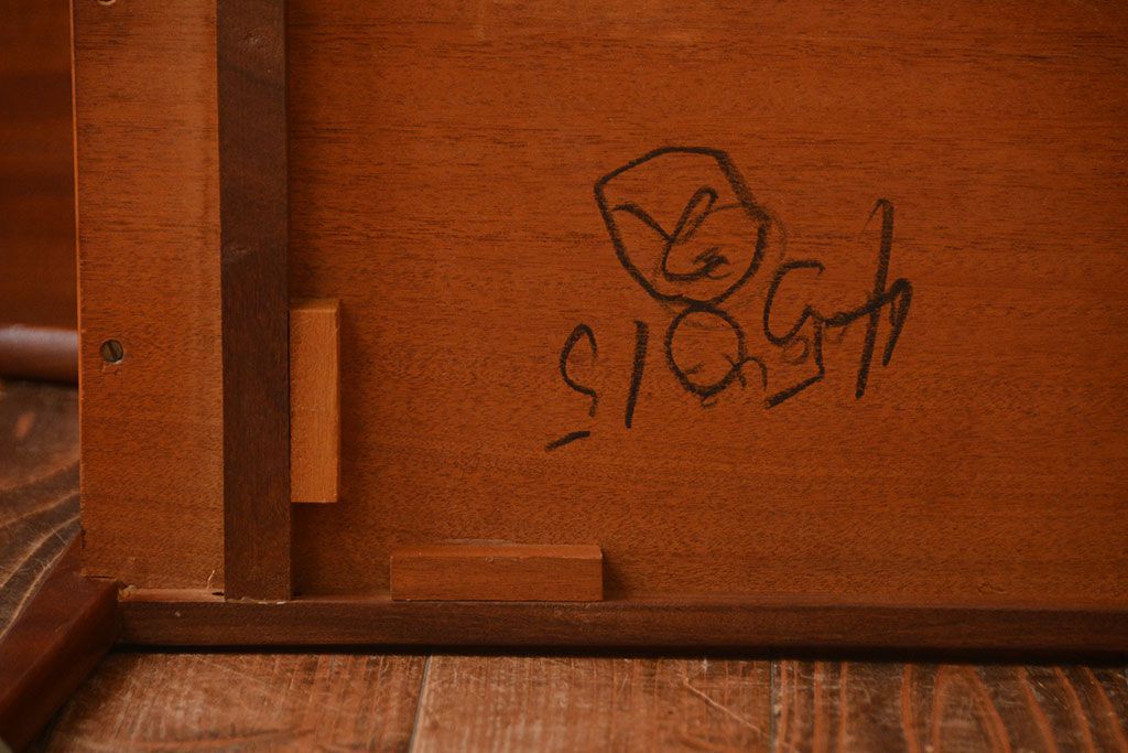 北欧家具　チーク材のお洒落なキャスターワゴン