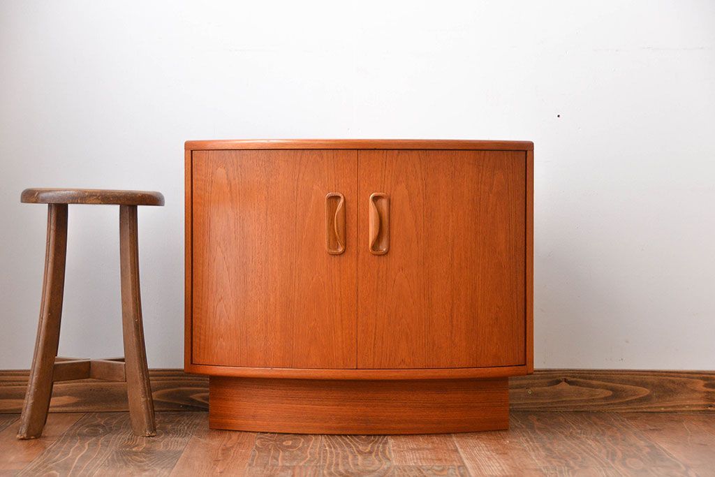 北欧家具　扉付きコーナーキャビネット