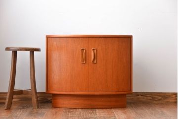 北欧家具　扉付きコーナーキャビネット