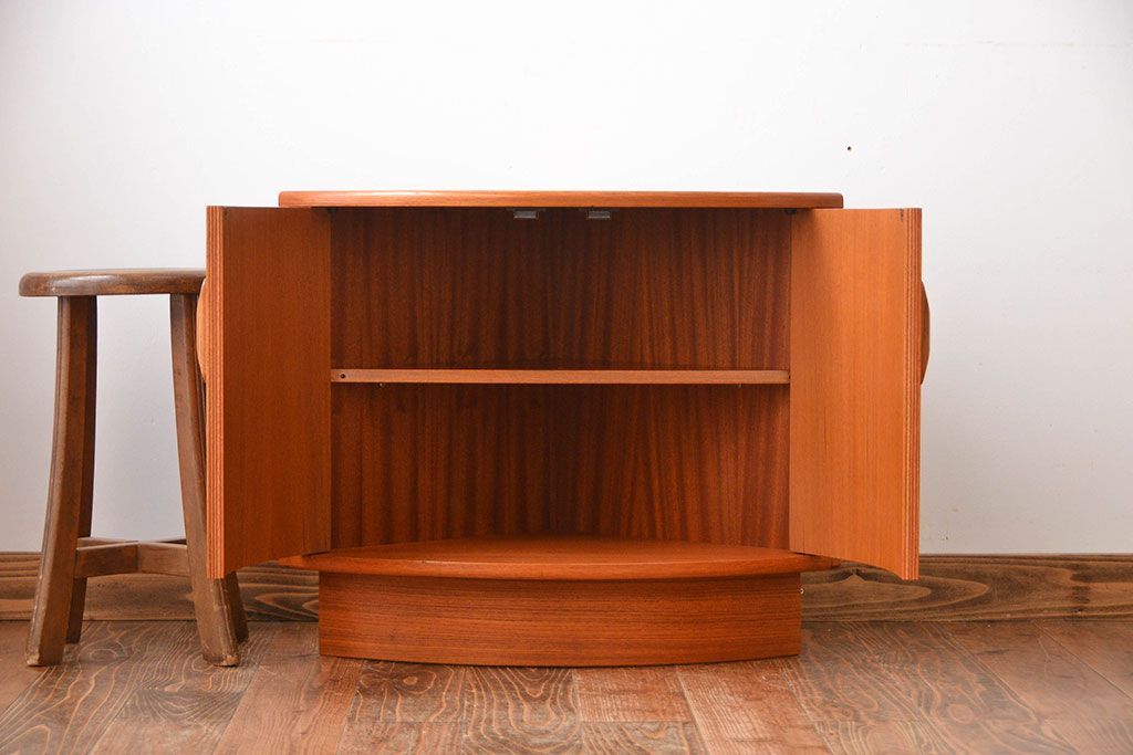 北欧家具　扉付きコーナーキャビネット