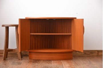 北欧家具　扉付きコーナーキャビネット