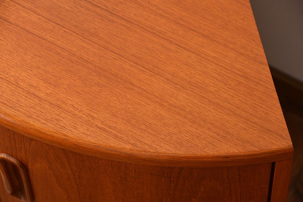 北欧家具　扉付きコーナーキャビネット