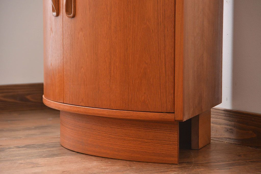 北欧家具　扉付きコーナーキャビネット