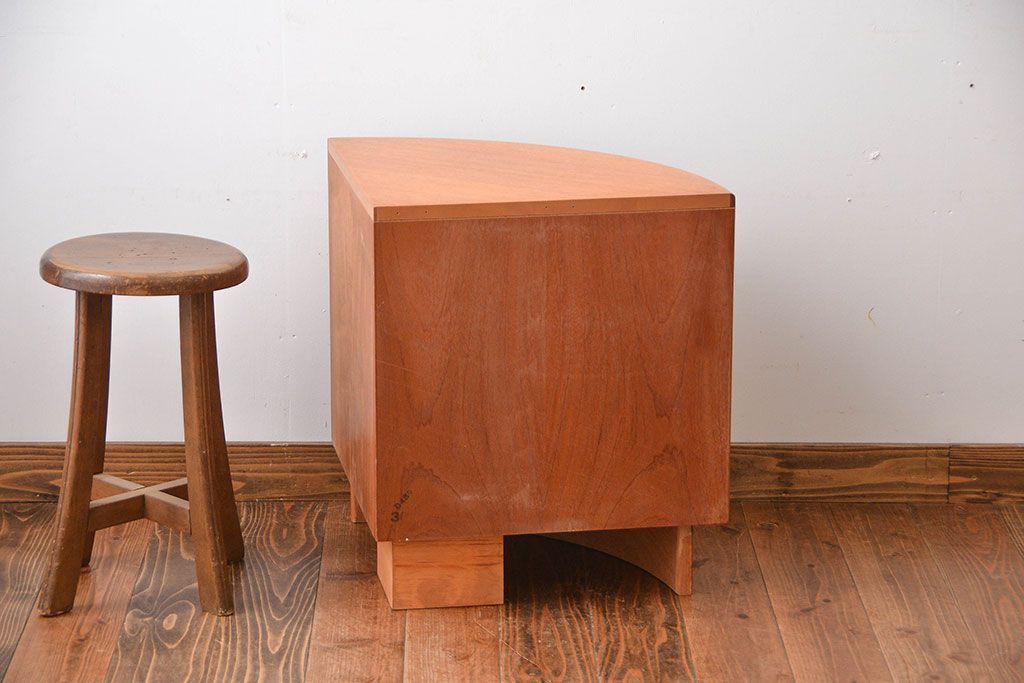 北欧家具　扉付きコーナーキャビネット