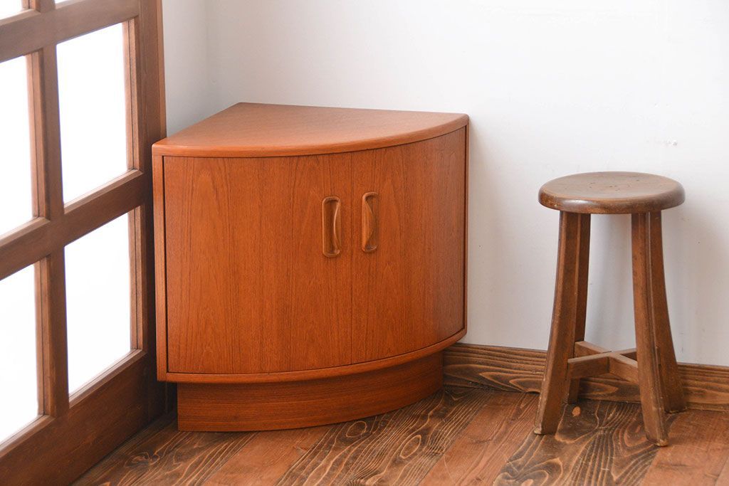 北欧家具　扉付きコーナーキャビネット