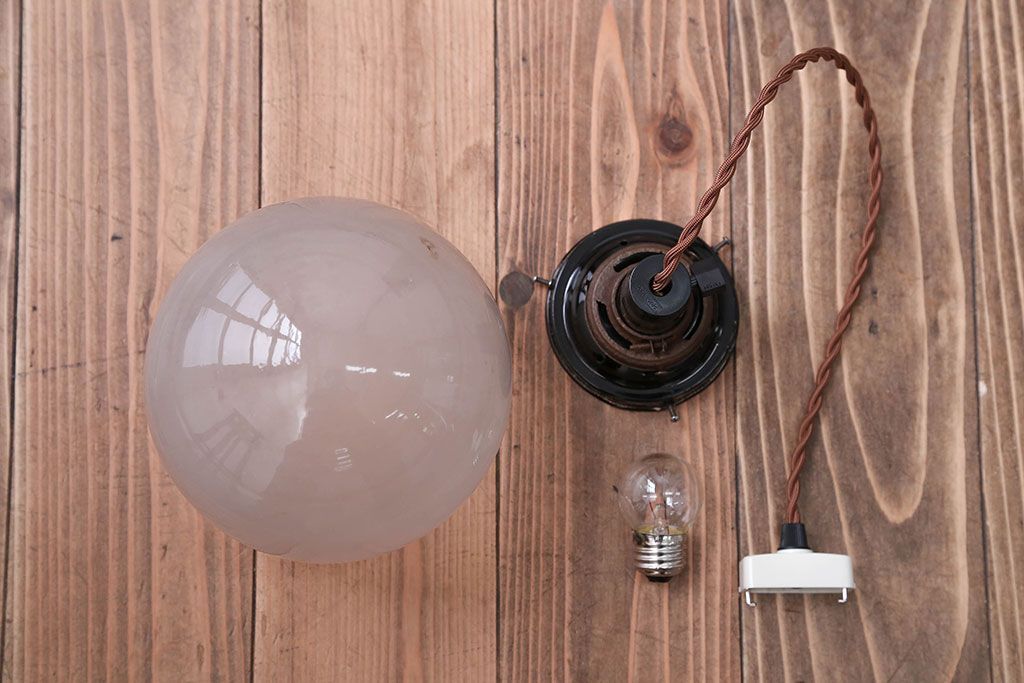 アンティーク　レトロな半透明球型ガラス天井照明