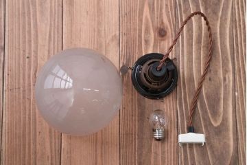 アンティーク　レトロな半透明球型ガラス天井照明