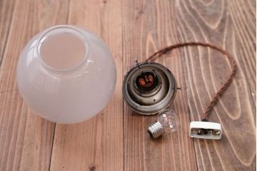 アンティーク　レトロな半透明球型ガラス天井照明