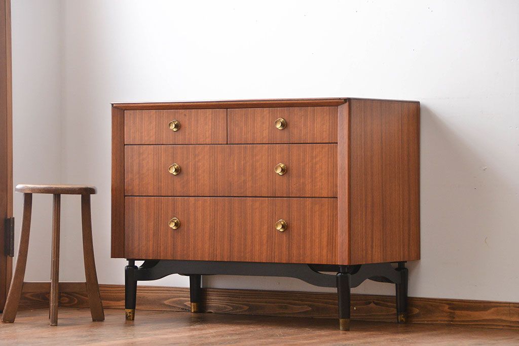 ヴィンテージ家具　北欧ビンテージ　おしゃれな脚付きチェスト