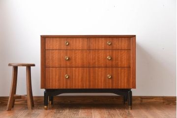 ヴィンテージ家具　北欧ビンテージ　おしゃれな脚付きチェスト