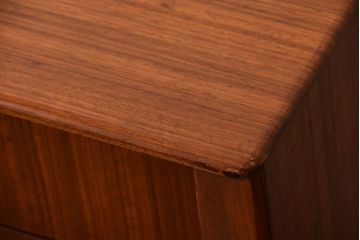 ヴィンテージ家具　北欧ビンテージ　おしゃれな脚付きチェスト