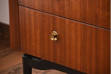 ヴィンテージ家具　北欧ビンテージ　おしゃれな脚付きチェスト