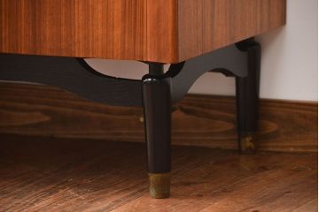 ヴィンテージ家具　北欧ビンテージ　おしゃれな脚付きチェスト