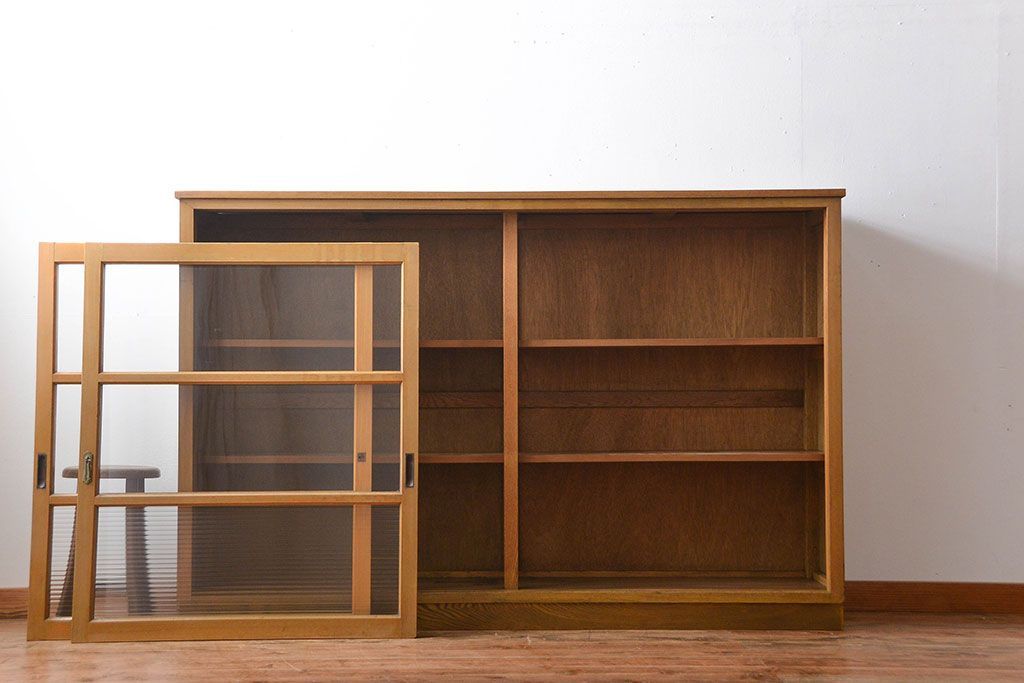 レトロ家具　昭和レトロ　古い木のガラス引き戸収納棚