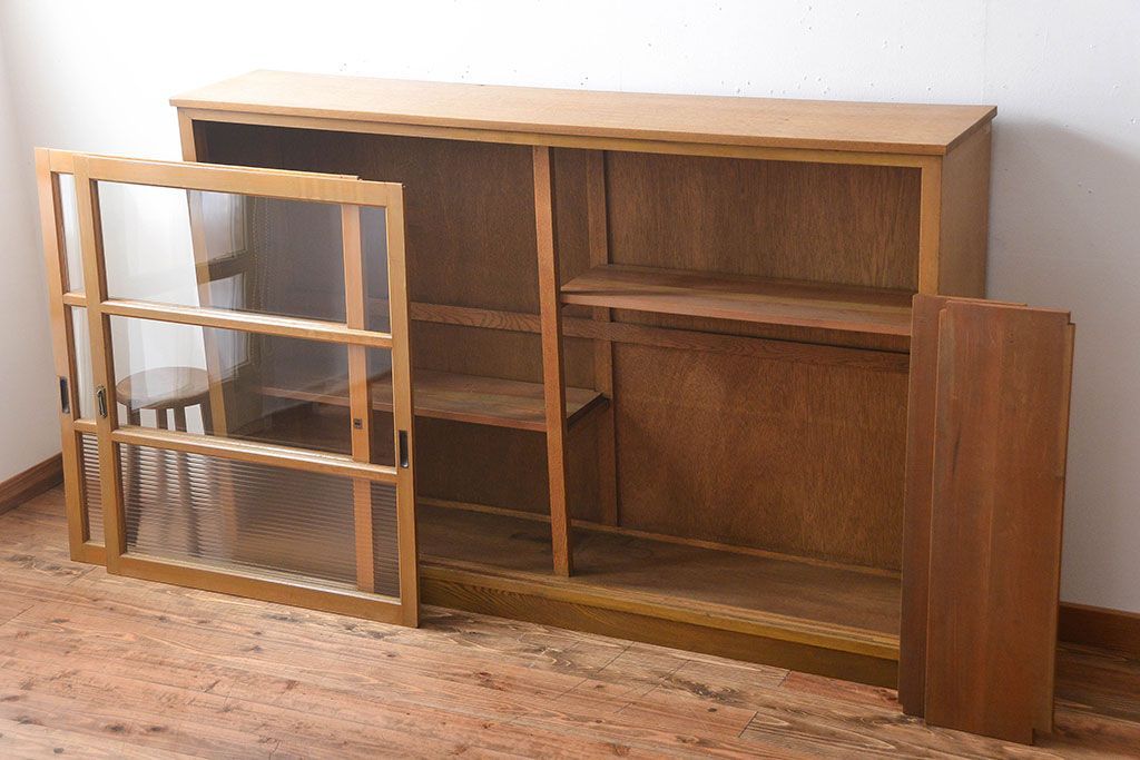 レトロ家具　昭和レトロ　古い木のガラス引き戸収納棚