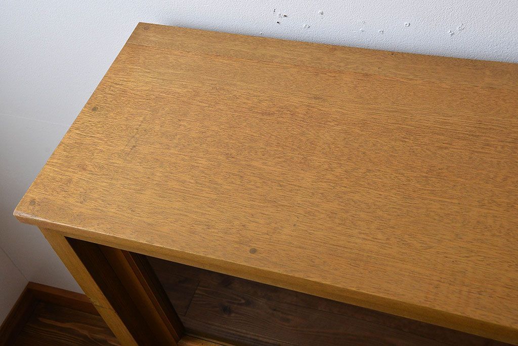 レトロ家具　昭和レトロ　古い木のガラス引き戸収納棚