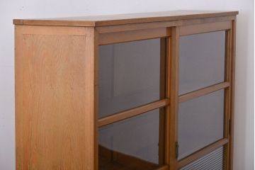 レトロ家具　昭和レトロ　古い木のガラス引き戸収納棚