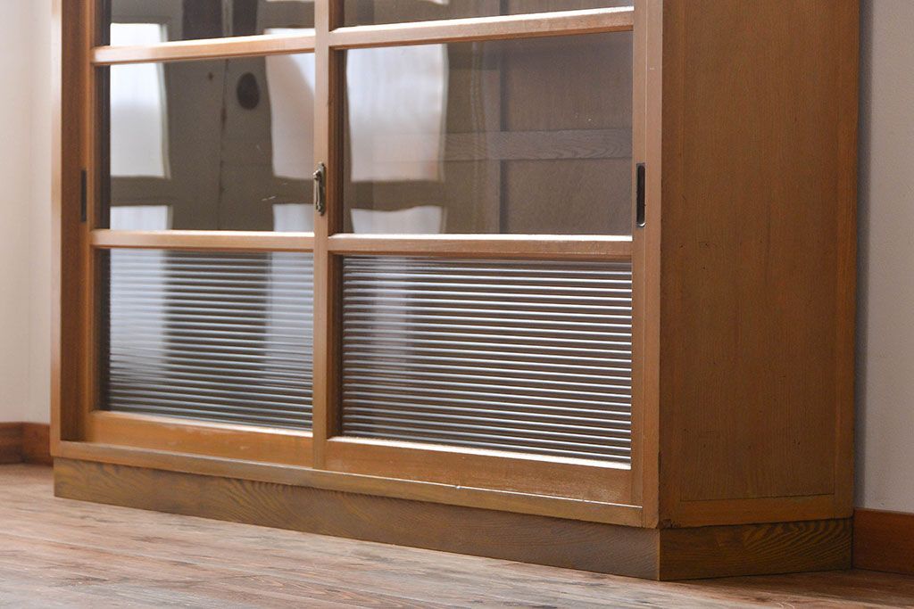 レトロ家具　昭和レトロ　古い木のガラス引き戸収納棚