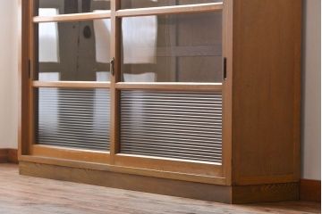 レトロ家具　昭和レトロ　古い木のガラス引き戸収納棚